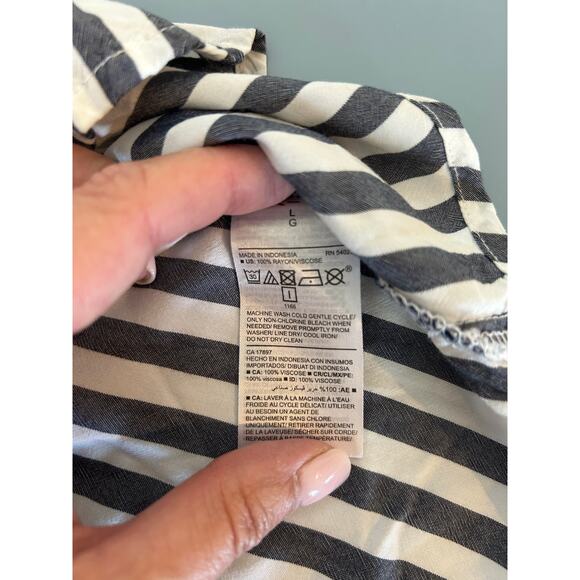 Old Navy striped blouse size L blue and white v neck lightweight - Picture 8 of 8